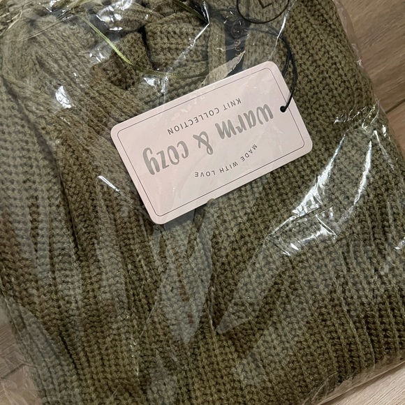 Love Tree Oversized Twisted Back Sweater NWT - Picture 3 of 5